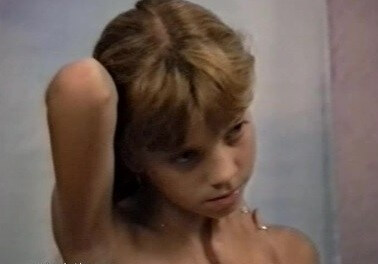 Naturistin: Julia Akt Dessous - The practice of nudism fosters trust and honesty