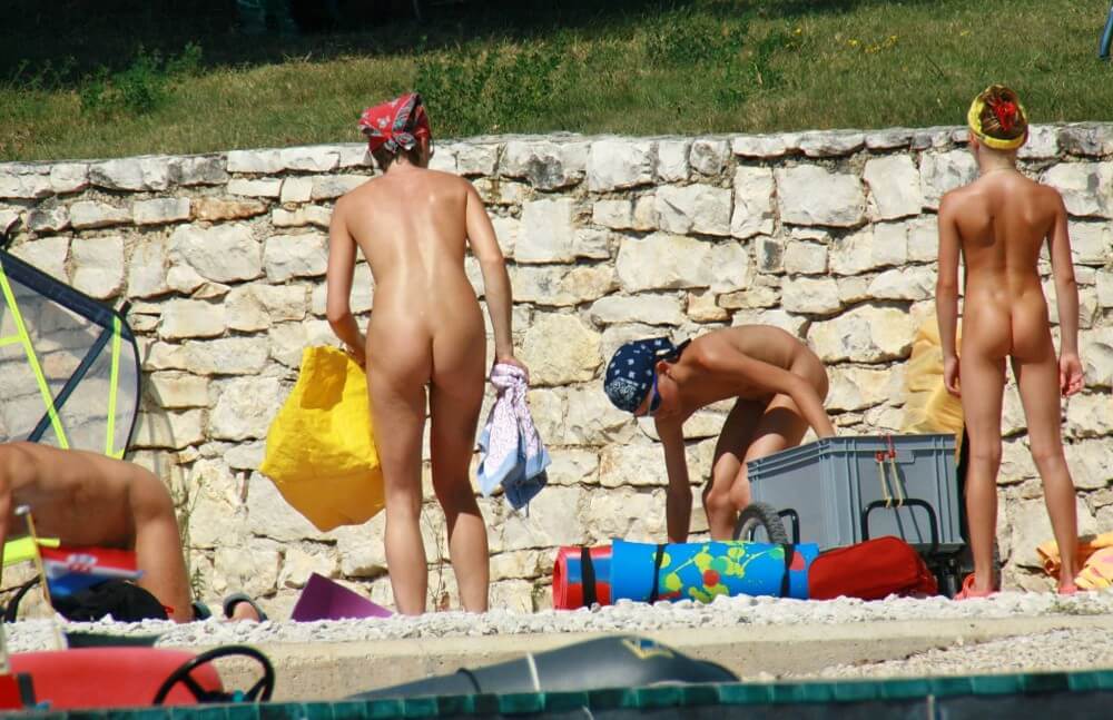Sporty and Athletic Sands gallery - Nudists live together in nature and in groups