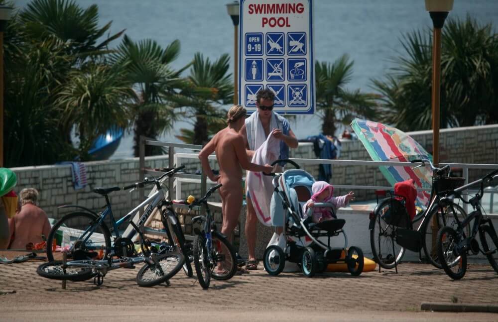 Poolside Camp Gathering pics - Wearing less clothing is fashionable