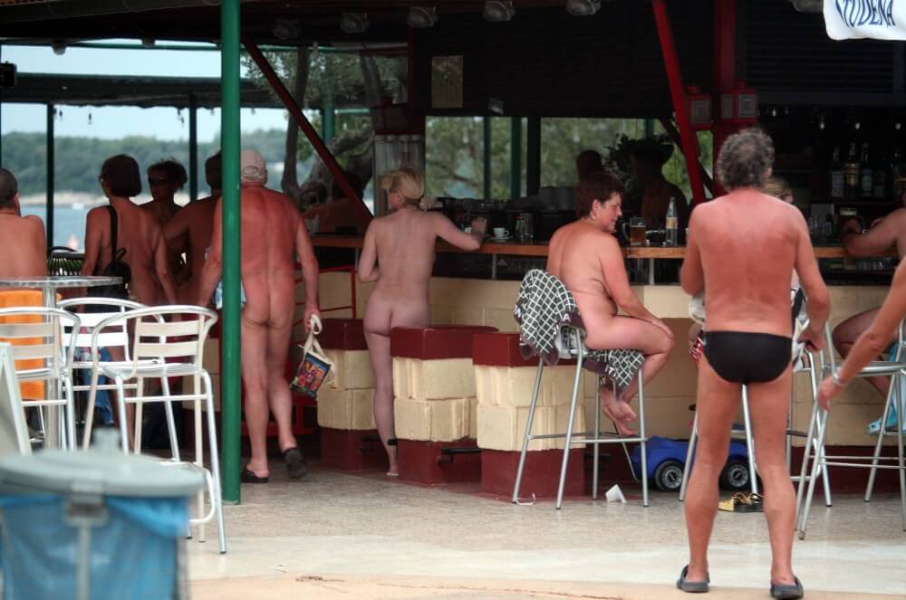 Outdoor diner view - Leaving the house in a state of complete nudity