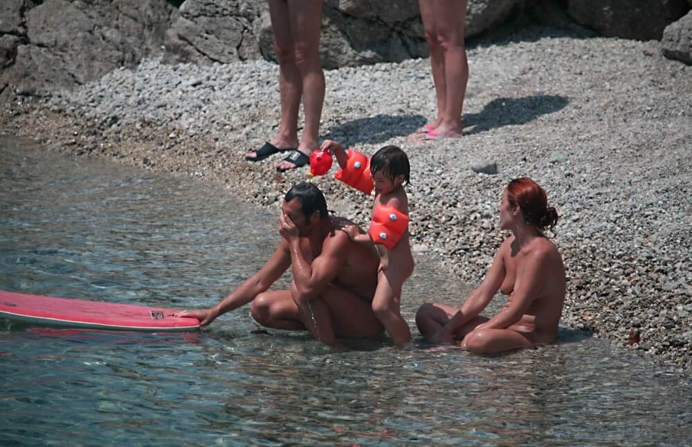 Beach Nudist Family Shore Camp pics - Nudists live together in nature and in groups