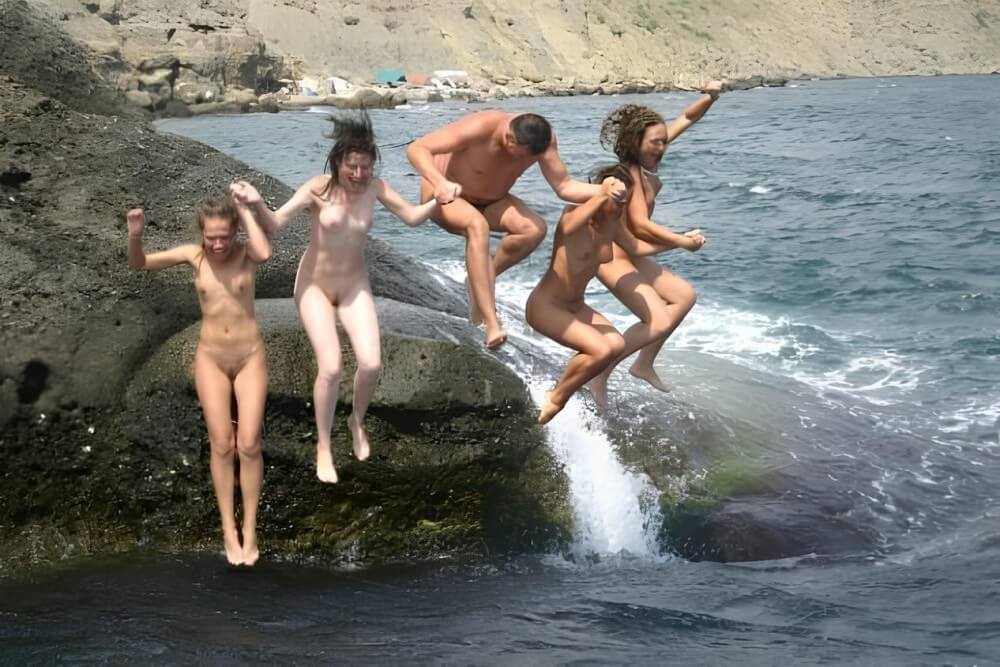 Mens and girls nudists on a beach - Nudist families: open materials for connoisseurs