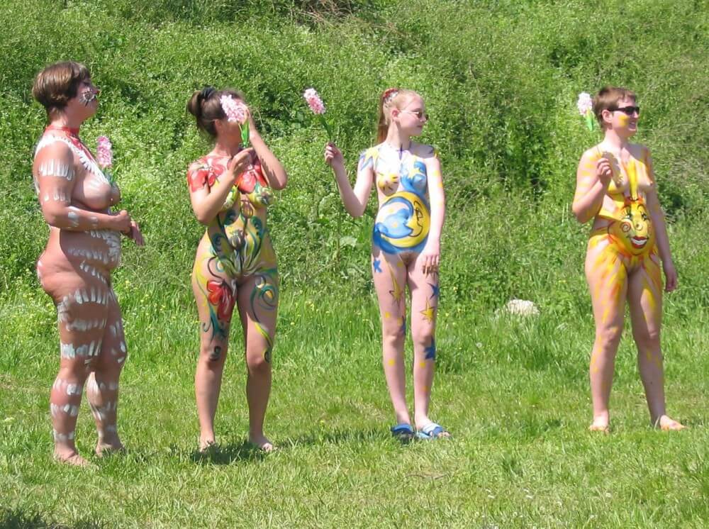 Family String-Apple Game Pics - The lifestyle of naturist advocates and their community