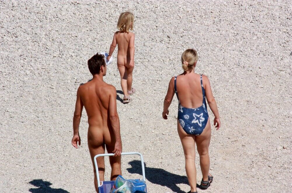 Beach Voyage Nudism Life pics - Boundaries disappear in the world of nudism