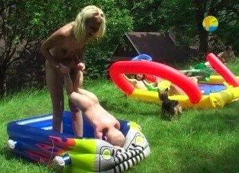 Naturist Freedom: Not only Skipping Ropes - In naturism, nature serves as the bodys natural clothing