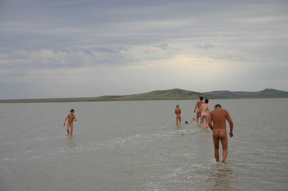 Black-Sea Body Mud Shots pics - She appeared completely naked