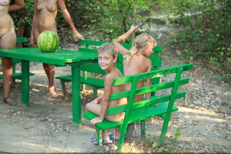 Naturists green picnic photos - Share the philosophy of naturism