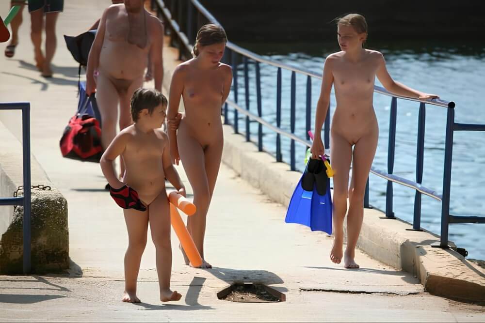 Naturism photo gallery # 11 - The Philosophy of Body Freedom