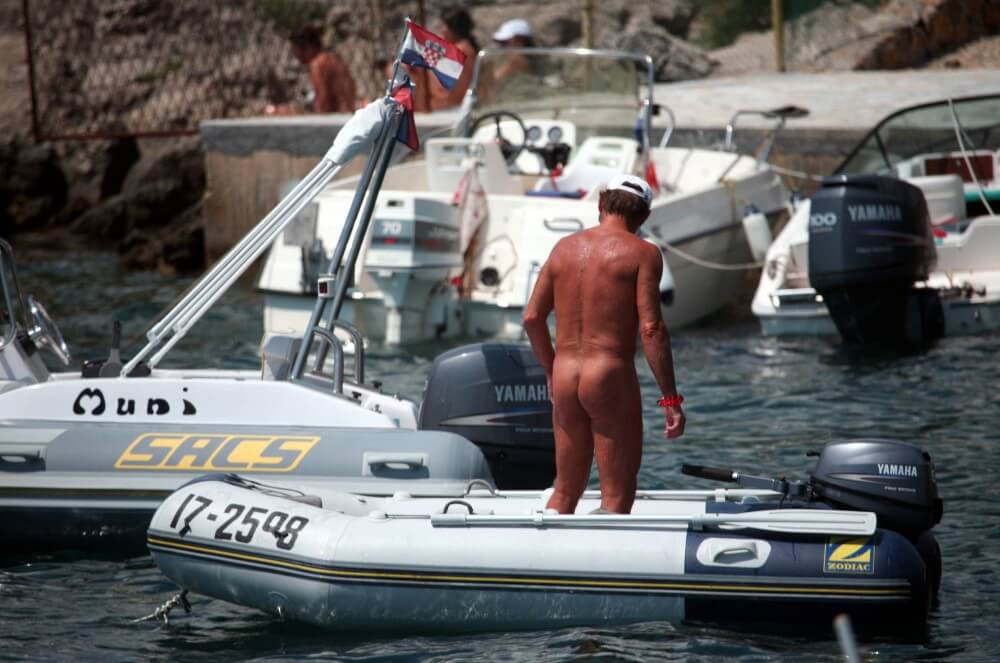 Boating and Floater Waters pics - Naturalness and freedom go hand in hand with naturism