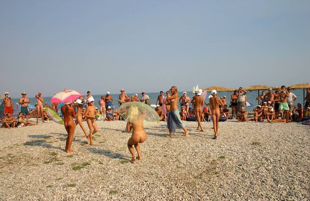 Ribbon and Umbrella Dance pics - Naturism implies a life free of unnecessary problems