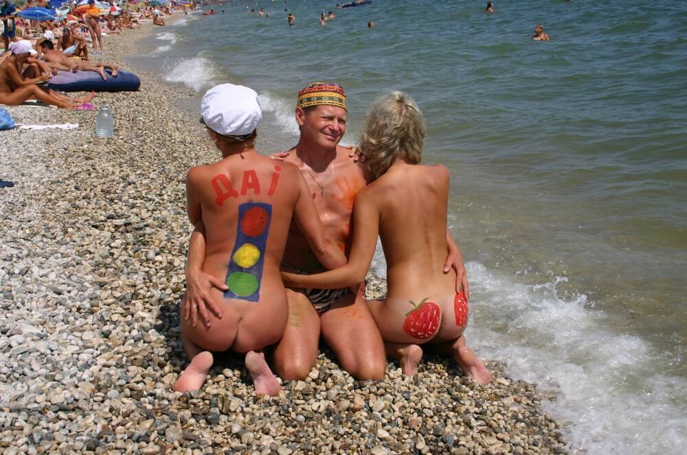 Bold Outdoor Nude Poses pics - The idea of being naked is good
