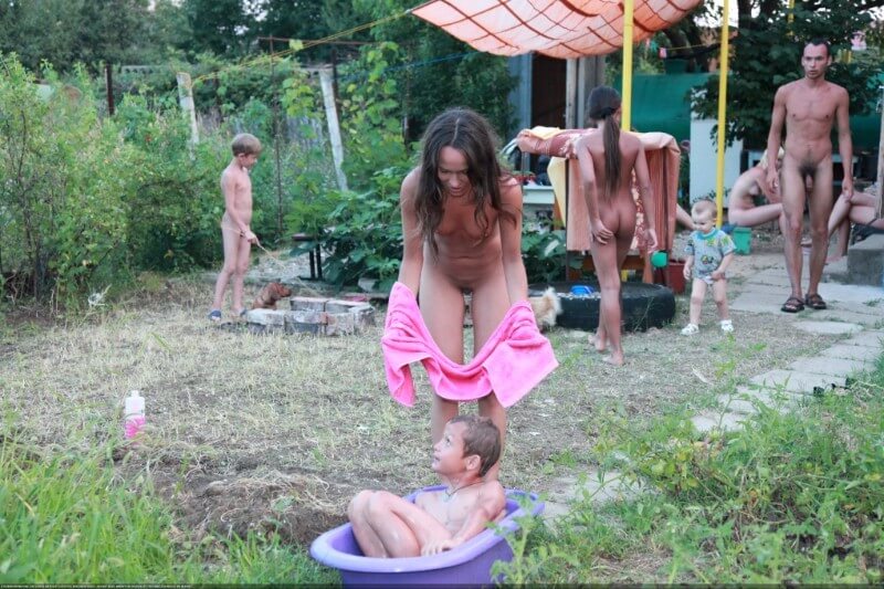 Green barrel of fun-grassy fields of gold photos - Openness to the world and new ideas is an important quality of naturists