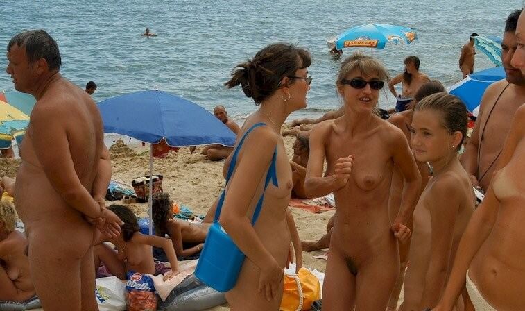 Documentary video naturism 1999 - Nudism fosters trust if you are sincere