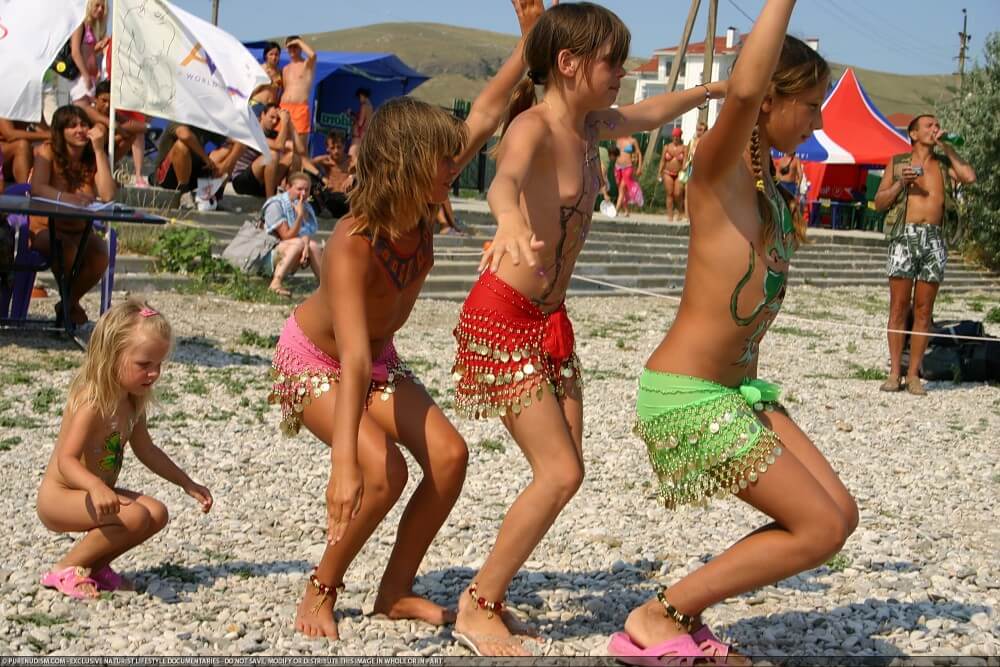 Festival and dancing photos - Taking off ones clothes is a way to strengthen inner harmony