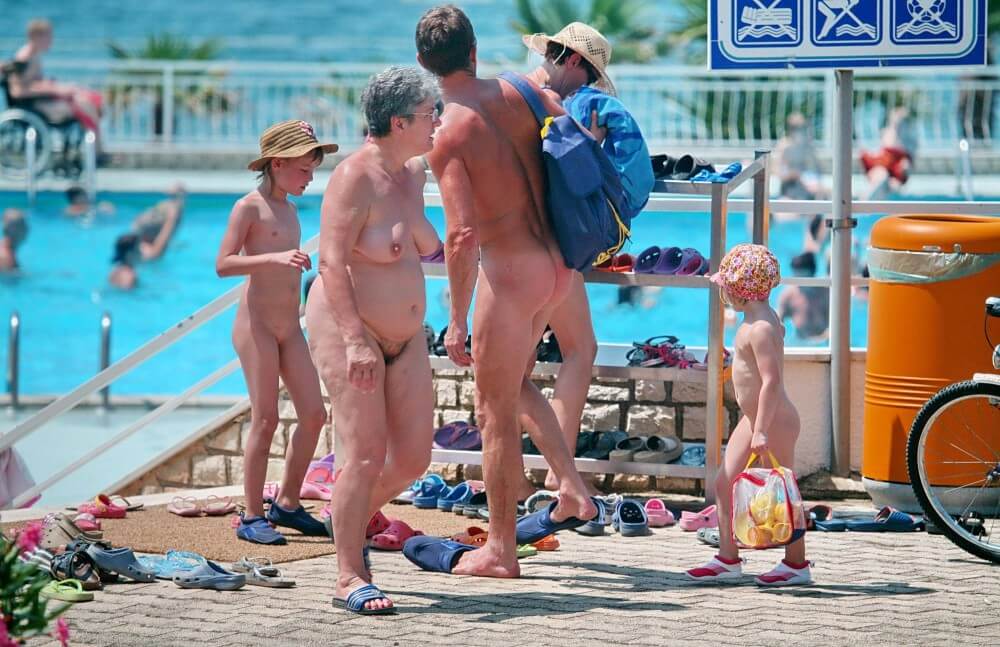 Family Poolside Grouping pics - Radical nudism materials
