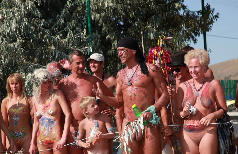 Naturist Day From Behind pics - Nudists appreciate and love nature