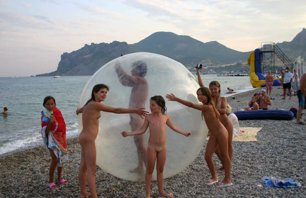 Pics Walk on the Beach Balloon - The nudist community strives for tolerance