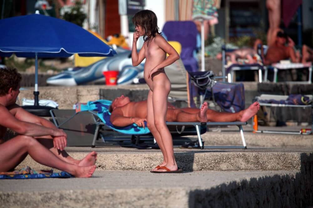 Girl Walk to Nudist Shower pics - Human nature in its original form