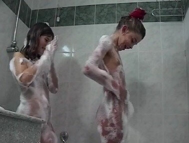 Naturistin: Rain Holiday 4 - Supporters of naturism live in harmony with nature