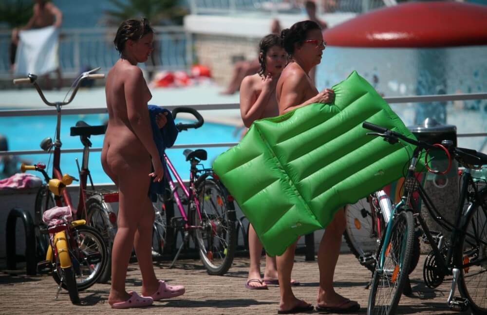 Outdoor Pool Sideliners pics - Overcoming shame and awkwardness when taking off clothes