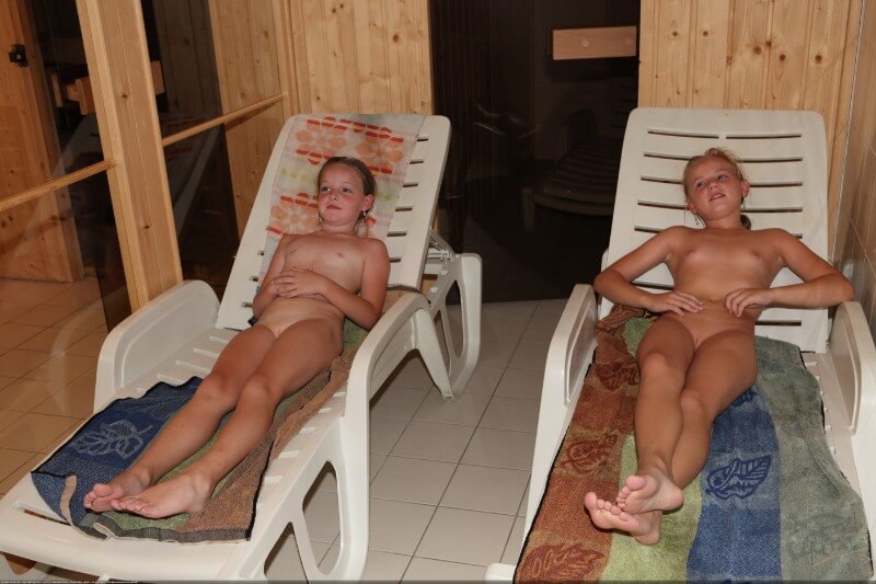 Record center relaxation photos - Spontaneous Nudism Thrives