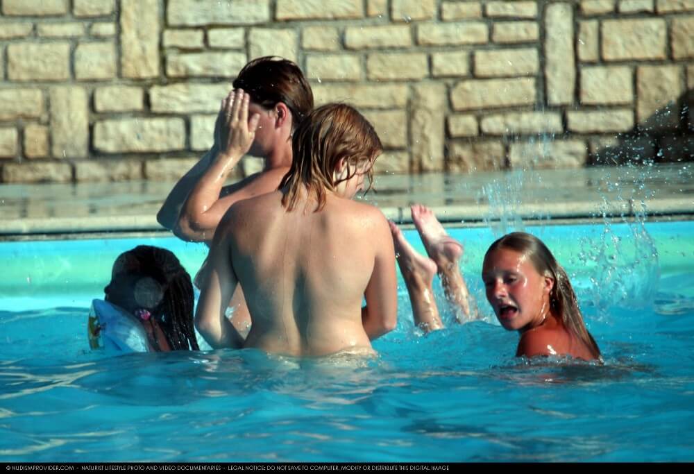 FKK water locations set 22 - Are required to remain naked at all times