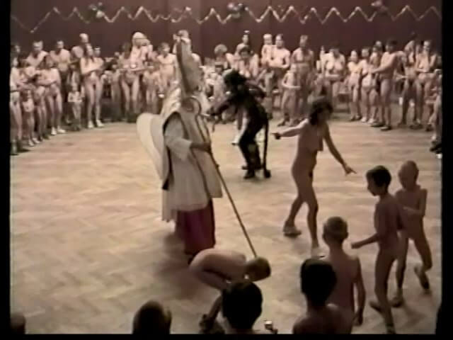 Helios Natura: Christmas Kinder Spiele - The naked body as a reflection of inner beauty